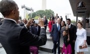 Video Tổng thống Obama chụp ảnh giúp Bush gây sốt