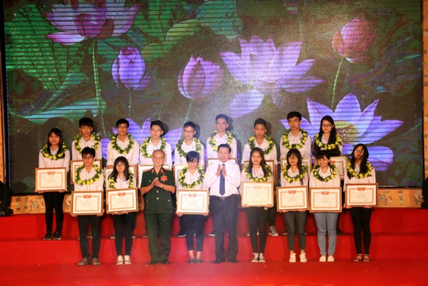 Quỹ Khuyến học Khuyến tài Phạm Văn Trà trao thưởng hơn 1,6 tỷ đồng