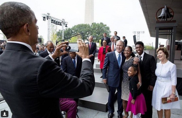 “Sốt” video ông Bush nhờ Tổng thống Obama chụp ảnh