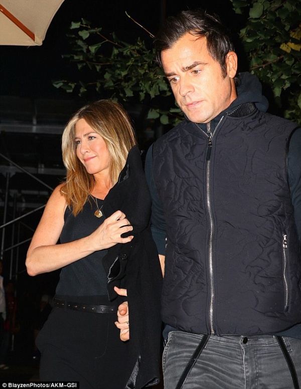 Jennifer Aniston bình thản đi ăn tối cùng chồng