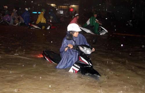 Mưa lớn trút xuống Đồng Nai, giao thông khu trung tâm tê liệt