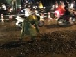 CSGT đẩy xe, xúc đất dọn đường để người dân đi trong cơn mưa ngập lịch sử