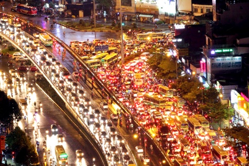 Giao thông hỗn loạn trong cơn mưa lớn nhất năm ở Sài Gòn