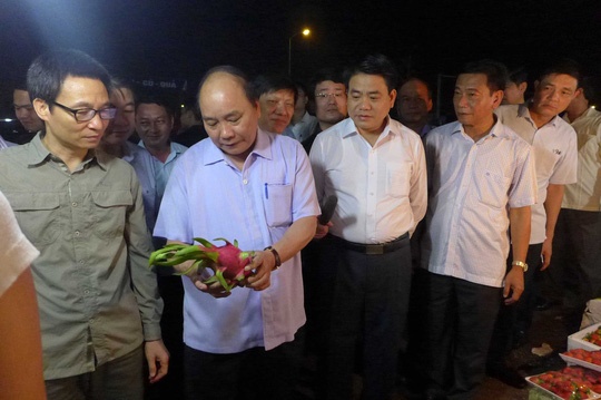 Thủ tướng bất ngờ "vi hành" chợ Long Biên, ruộng rau HN