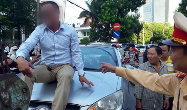 Hà Nội: Tài xế cố thủ trên nắp capô bị phạt 17 triệu đồng