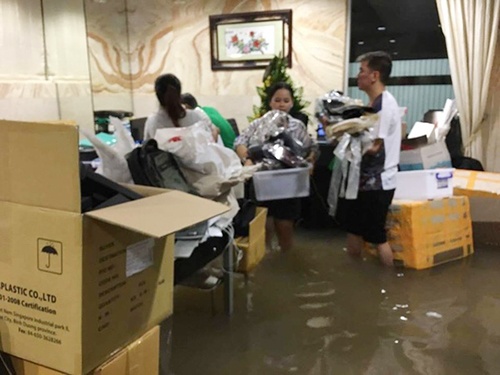 Biệt thự triệu đô của Đàm Vĩnh Hưng bị ngập nặng trong mưa Sài Gòn