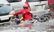 Tài xế Việt "xấu tính" trong mưa