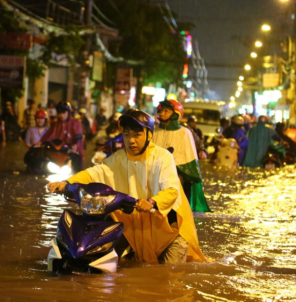 Trận mưa lớn nhất hơn 40 năm qua “nhấn chìm” 59 tuyến phố Sài Gòn