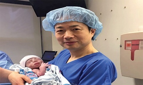 Em bé đầu tiên trên thế giới chào đời từ một cha hai mẹ