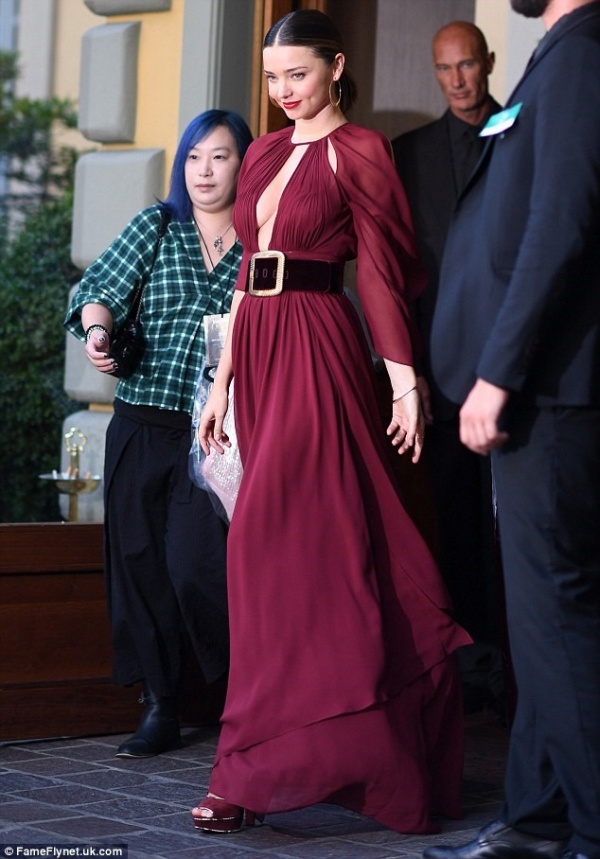 Miranda Kerr diện váy xẻ sâu trên thảm đỏ