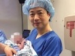 Em bé đầu tiên trên thế giới sinh ra có... 3 bố mẹ