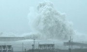 Bão Megi thổi sóng cao hơn 10 mét ập vào bến cảng Đài Loan