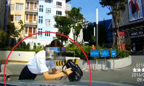 Cô gái qua đường ngã dúi vào ôtô vì giơ balô lên mặt che nắng
