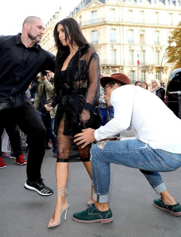 Kim Kardashian bị phóng viên biến thái sàm sỡ