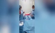 Bác sĩ, y tá nhảy múa trong ca phẫu thuật gây sốc