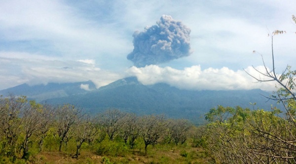 Gần 400 du khách mất tích sau khi núi lửa Indonesia phun trào