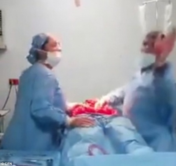 Phẫn nộ với bác sĩ, y tá nhảy múa theo nhạc khi phẫu thuật