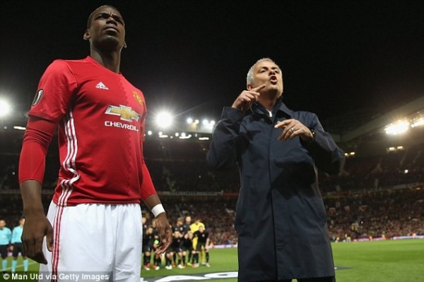 Mourinho nổi điên với trợ lý vì chỉ đạo sai Pogba