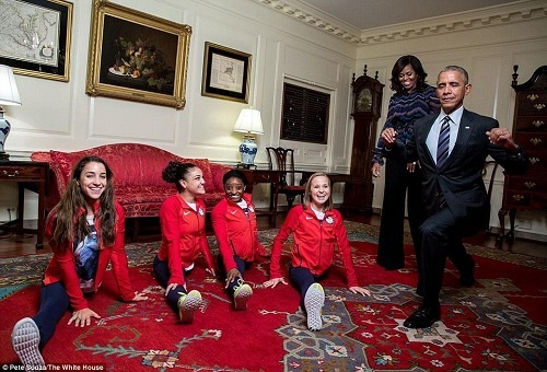 Obama cố xoạc chân chào đón các người hùng Olympic Mỹ