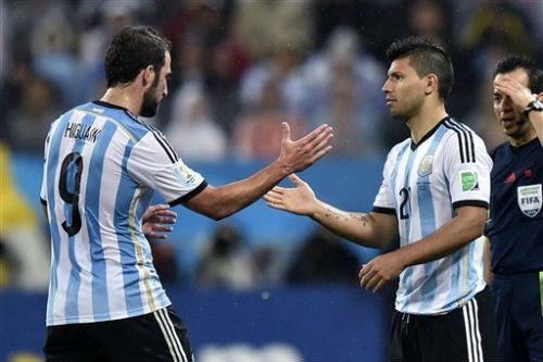 Argentina hội quân: Aguero, Higuain thế vai Messi