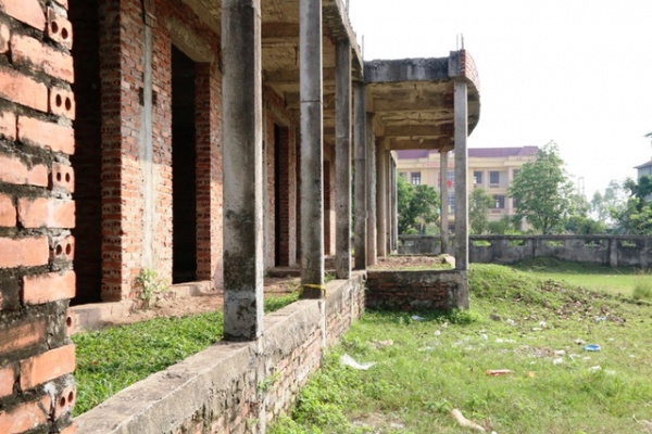 Ninh Bình: Trường mới bỏ hoang, cô trò phải học nhờ công sở cũ của xã