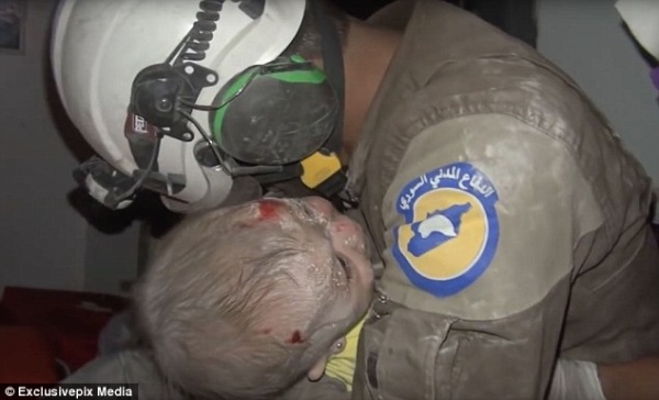 Lính cứu hộ Syria bật khóc nức nở khi cứu bé gái sau cuộc không kích