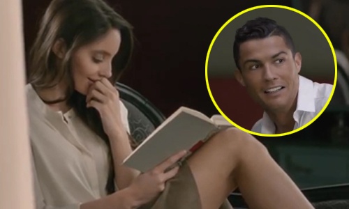 Ronaldo méo mặt khi cởi áo tán tỉnh cô hàng xóm