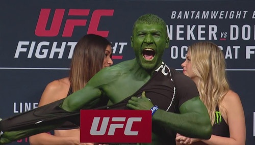UFC: “Người khổng lồ xanh” xé áo nạt nộ đối thủ