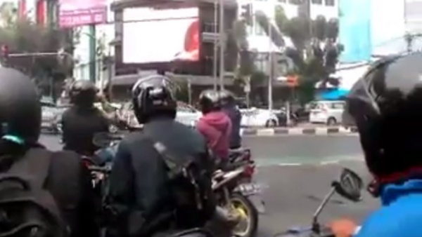 Người giao thông Indonesia sốc vì phim sex trên màn hình công cộng