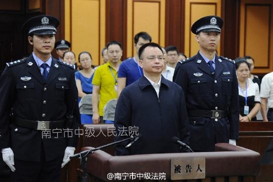 Trung Quốc: Bí thư thành ủy nhận hối lộ, bị người tình "cắm sừng"