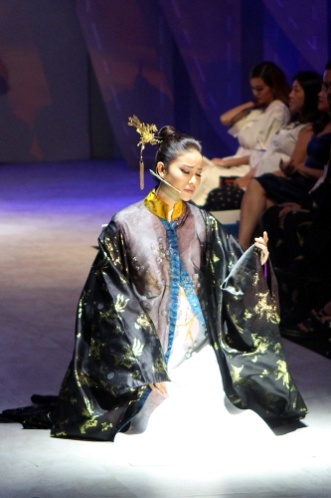 Lan Khuê sắc lạnh, Phạm Hương nức nở trên sàn diễn thời trang