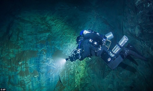 "Động không đáy" dưới nước sâu nhất thế giới