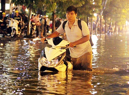 Chuyên gia: "Trận mưa lịch sử cảnh báo TP HCM chống ngập sai cách"