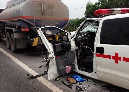 Xe cấp cứu tông ôtô bồn trên cao tốc Long Thành, nhiều người gặp nạn