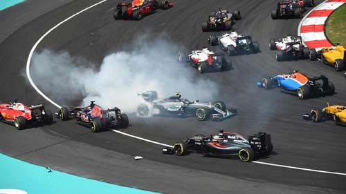F1, Malaysian GP: “Bò húc" bẻ gãy "Mũi tên bạc”