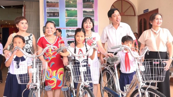 Trao 61 suất học bổng và 20 chiếc xe đạp cho học sinh hiếu học