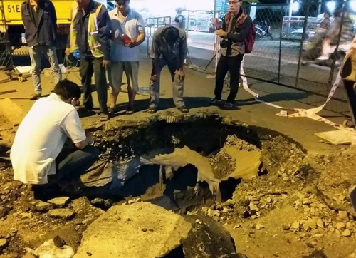 "Hố tử thần" sâu 7 m tại giao lộ Sài Gòn