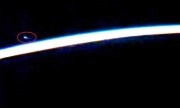 Quả cầu xanh dương phát sáng lơ lửng gần trạm ISS