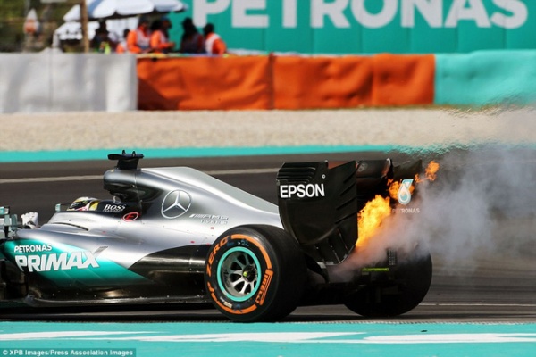 Xe của Lewis Hamilton bất ngờ bốc cháy ở đường đua Malaysia
