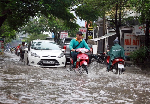 Sài Gòn tiếp tục đối diện mưa, ngập