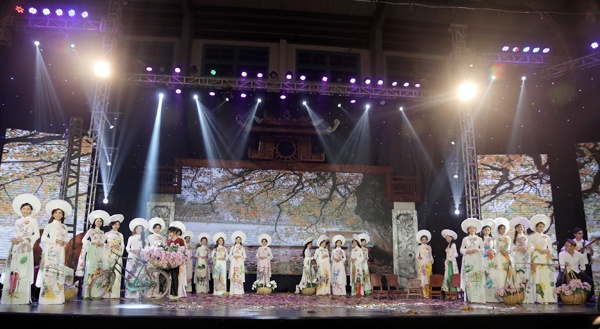 Nữ sinh Hà Nội duyên dáng tà áo dài trong đêm hội tài sắc