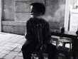 Cậu bé 10 tuổi ở Sapa biểu diễn hút thuốc lào nghi ngút khói để kiếm tiền