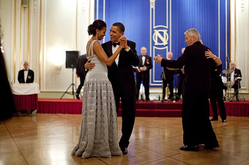 Obama đăng ảnh hôn vợ kỷ niệm 24 năm ngày cưới