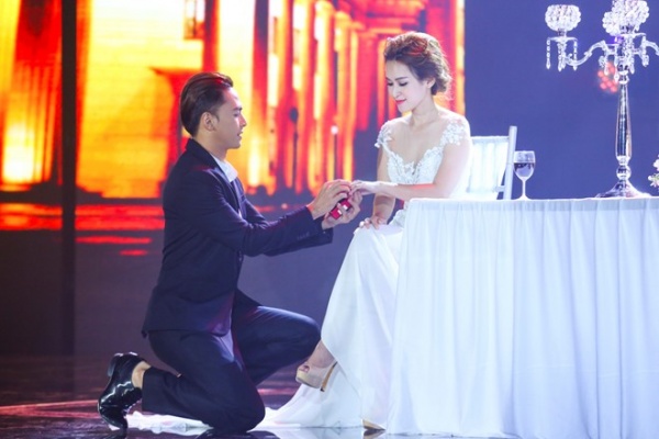 Văn Anh tái hiện màn cầu hôn Tú Vi trên sân khấu