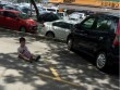 Phẫn nộ mẹ bắt con ngồi 20 phút giữa trời nắng để giữ chỗ đậu xe