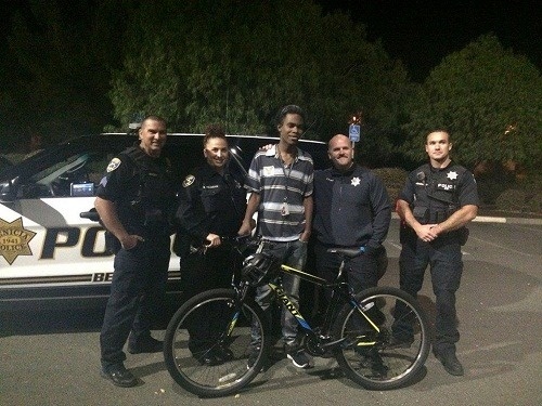 Cảnh sát Mỹ tặng xe đạp cho thanh niên da màu đi bộ mỗi ngày 5 giờ