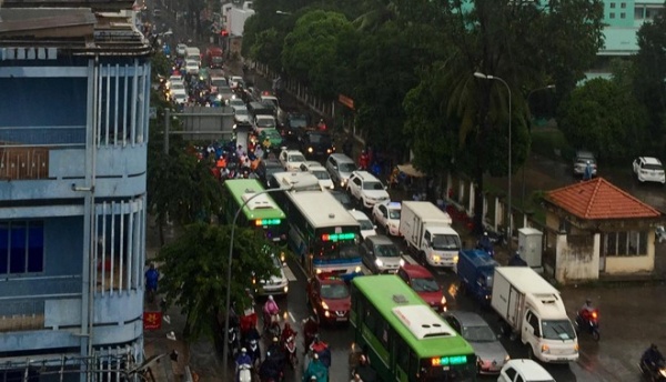 Sài Gòn mưa tầm tã sáng thứ hai, kẹt xe khắp nơi