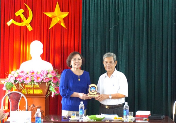 Hội Khuyến học tỉnh Phú Thọ và Long An trao đổi kinh nghiệm công tác khuyến học