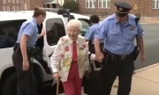 Cụ bà 102 tuổi hiện thực hóa ước mơ được cảnh sát bắt giữ