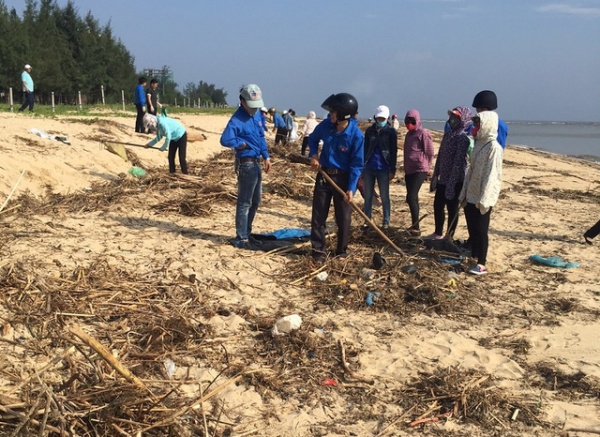 Quảng Bình: Đoàn thanh niên ra quân cứu bãi biển thoát cảnh ngập rác